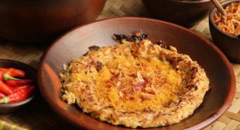 Kerak Telor Made in a Teflon Pan by Le Stanze Bistrot Cafe